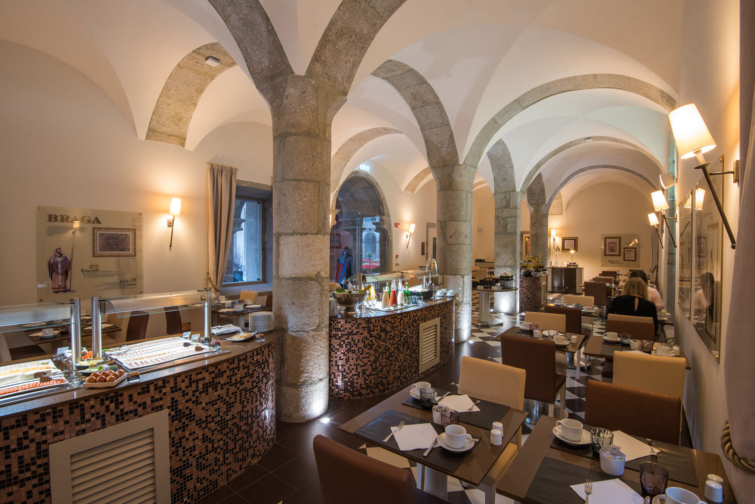 O restaurante Versátil, sob as abóbadas originais Vila Galé Collection Braga: O restaurante Versátil, sob as abóbadas originais