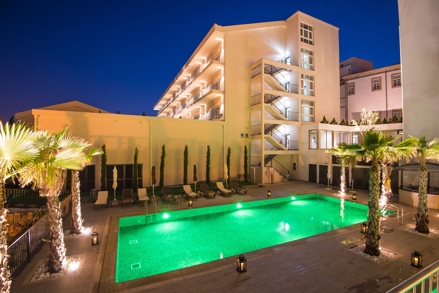 A piscina exterior ao anoitecer Vila Galé Collection Braga: A piscina exterior ao anoitecer