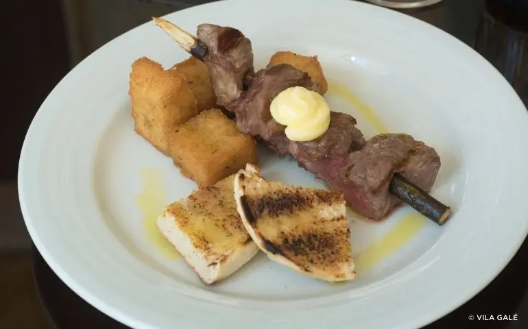 BŒUF RÔTI SUR UNE BROCHETTE DE LAURIER